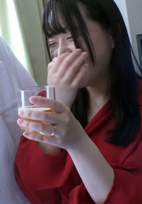 A100B-04 秋田から観光で東京に来てナンパされた奥様。完全に休日の不倫を楽しむモードへ！最近パイパンにしたことは旦那は知らない！