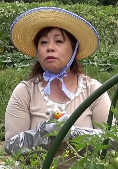 A107G-06 旦那さんとは15年以上のセックスレスと言う畑仕事が似合う田園スマイル熟女をそのままラブホに誘い3P中出しSEX！