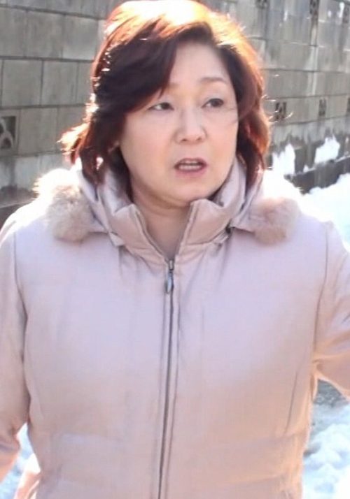 A107G-09 地方の農家で働く素朴な熟女を取材とナンパしてホテルに！性生活を赤裸々に語る熟女になし崩しの中出しSEX！