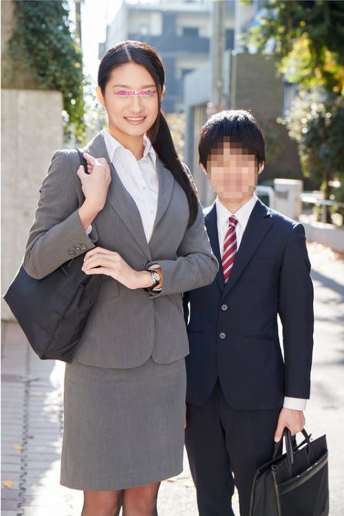 DKRA-2101 高身長の働くインテリOL限定 身長170cm超えの美脚の女先輩と低身長の後輩くんが勤務中に身長差SEXに挑戦！いつも厳しい女上司のモデルのような身体に触れ部下は思わずフル勃起！後輩のチ○ポに激突きされ本気イキした先輩オマ○コは中出しまでしてしまうのか！？ さおり